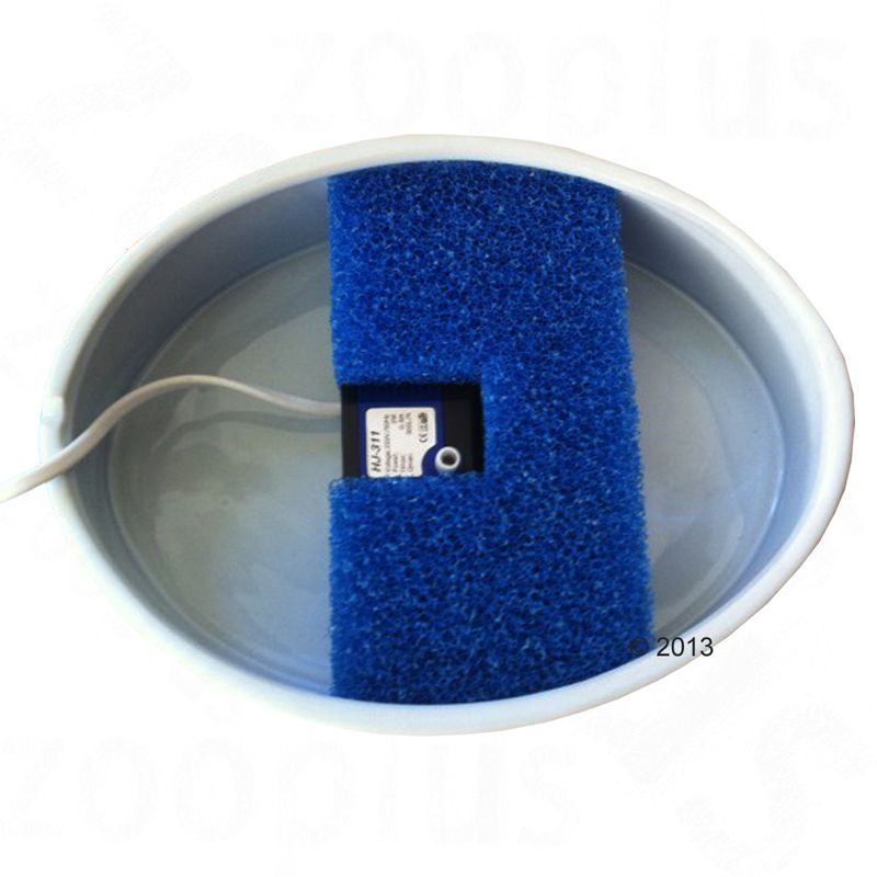 Round water container with blue filter foam and integrated pump, cable visible. Suitable for water circulation.