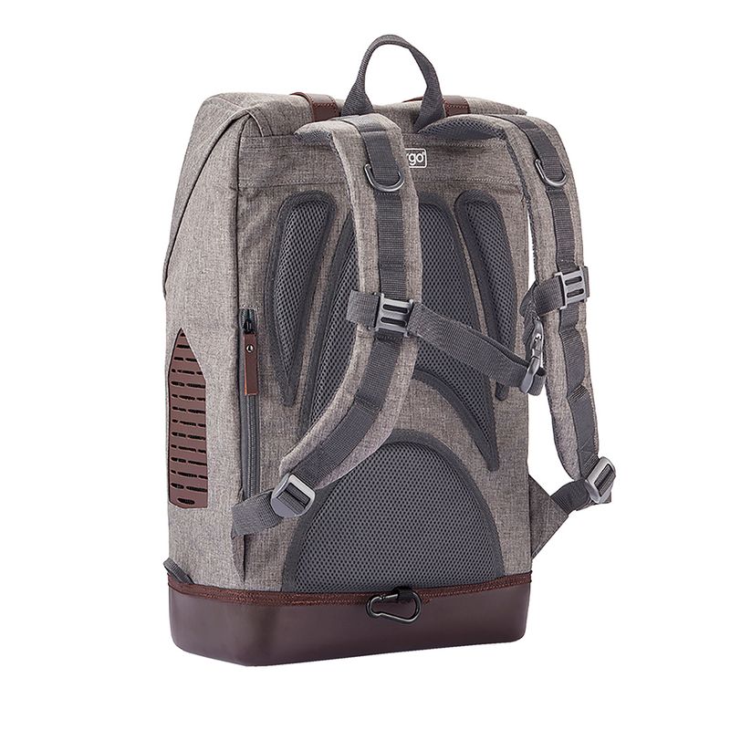 Backpack with padded straps, breathable mesh inserts and brown leather details. Visible 'igoo' logo at the top.