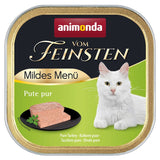 Animonda Vom Feinsten Mildes Menü pure turkey. Serving suggestion with turkey pieces on a black plate. Image of a white cat.
