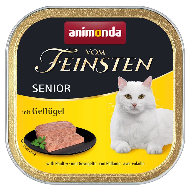 Animonda Vom Feinsten Senior with poultry. Serving suggestion: pâté on a black plate, next to a white cat. Product for senior cats.