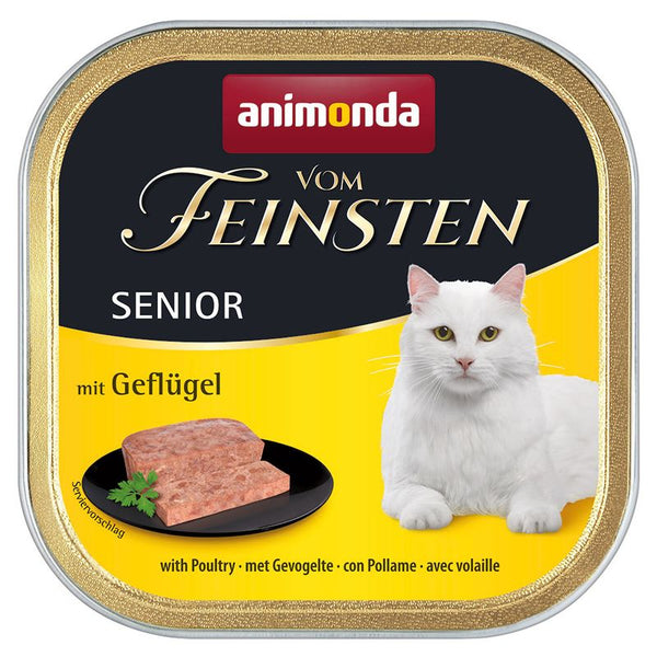 Animonda Vom Feinsten Senior with poultry. Serving suggestion: pâté on a black plate, next to a white cat. Product for senior cats.