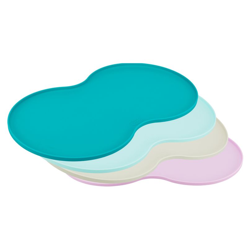 Four colourful, cloud-shaped silicone mats in turquoise, light blue, beige and pink, suitable for food bowls or water dishes.