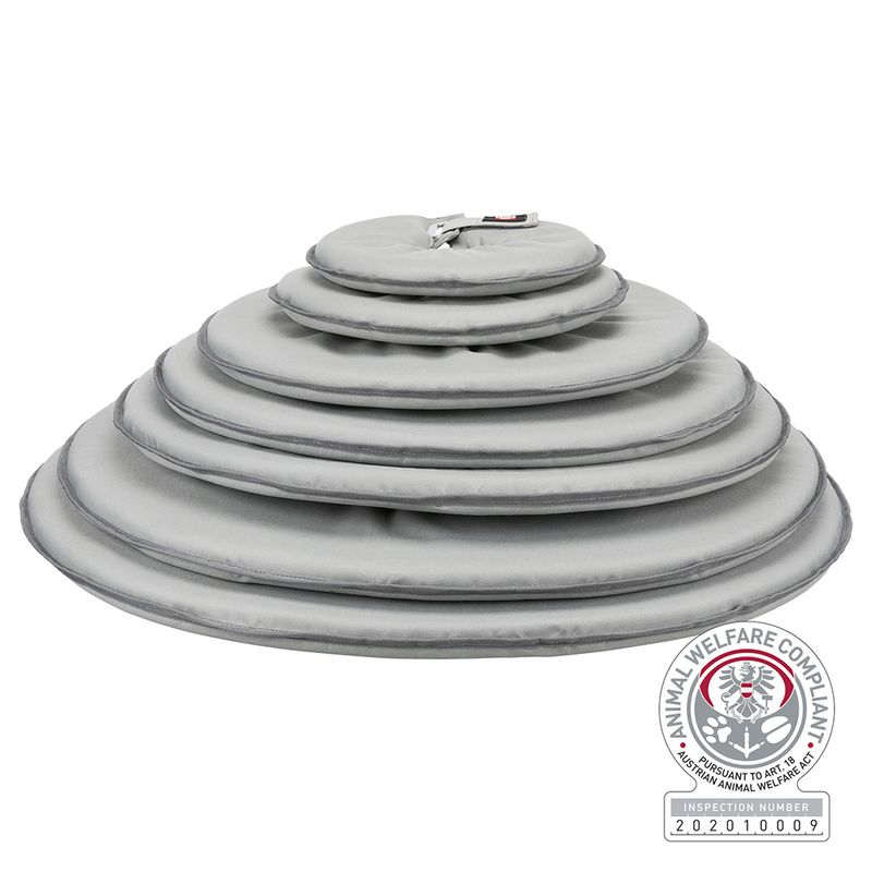 Tierwohl certificate according to Article 18 of the Austrian Animal Welfare Act, inspection number 202010009. Grey padded mats in graduated sizes.