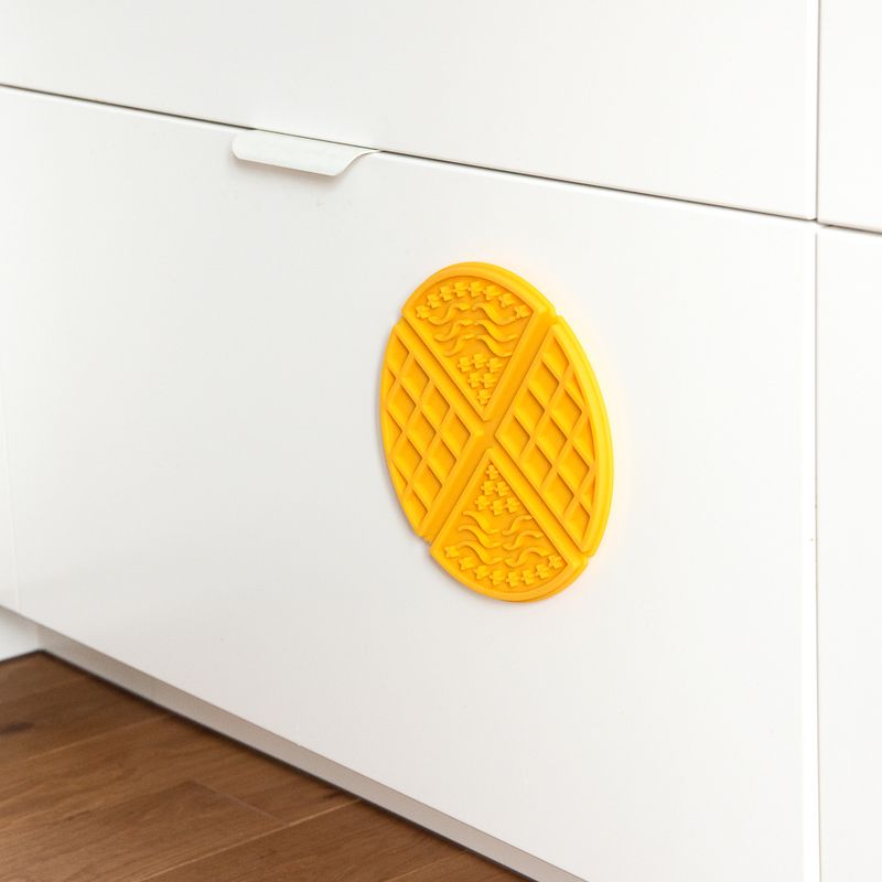 Waffle Licking Mat || zooplus Exclusive || view 2
