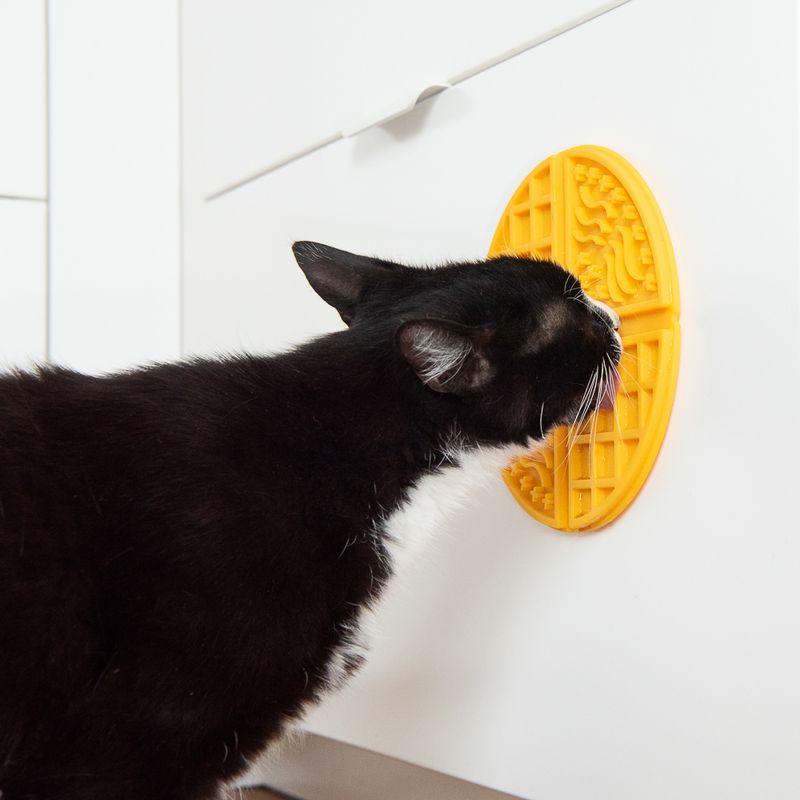 Waffle Licking Mat || zooplus Exclusive || view 3