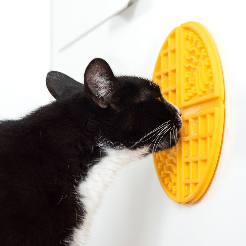 Waffle Licking Mat || zooplus Exclusive || view 7