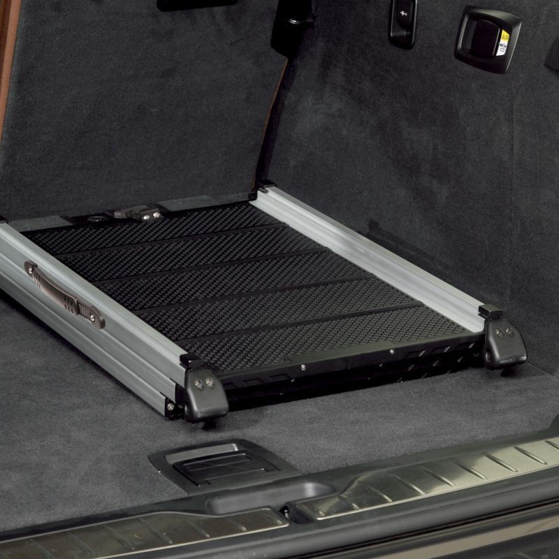 Transport platform made of aluminium and non-slip material, installed in the boot of a car.