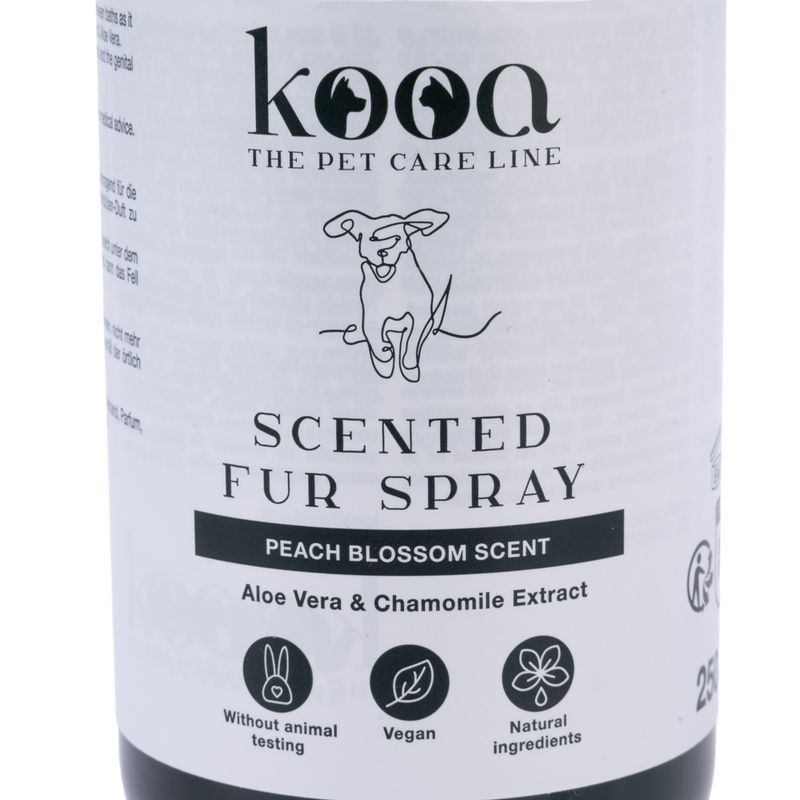 kooa Scented Fur Spray with peach blossom scent, aloe vera and chamomile extract. Cruelty-free, vegan, natural ingredients. Content: 250ml.