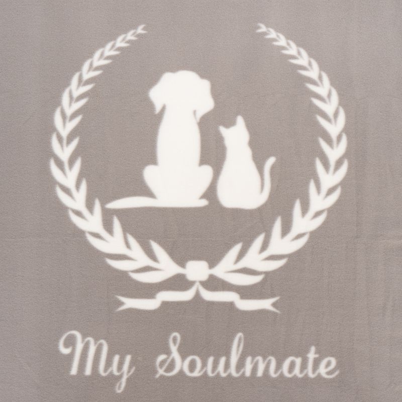 Grey blanket with white motif: dog and cat in a laurel wreath, below the inscription 'My Soulmate'.