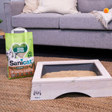 Sanicat Natura Active cat litter, plant-based clumping, 100% biodegradable. Packaging next to a filled wooden litter tray.