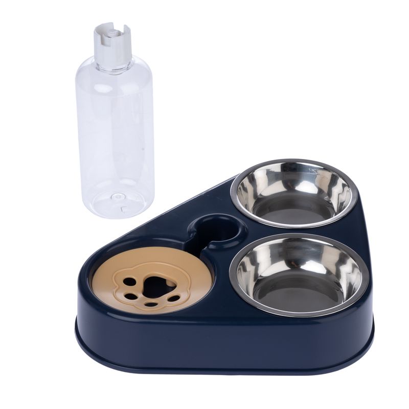 Triangular food and water bowl with two stainless steel dishes, integrated water bottle holder and beige silicone mat. Transparent water bottle placed separately.