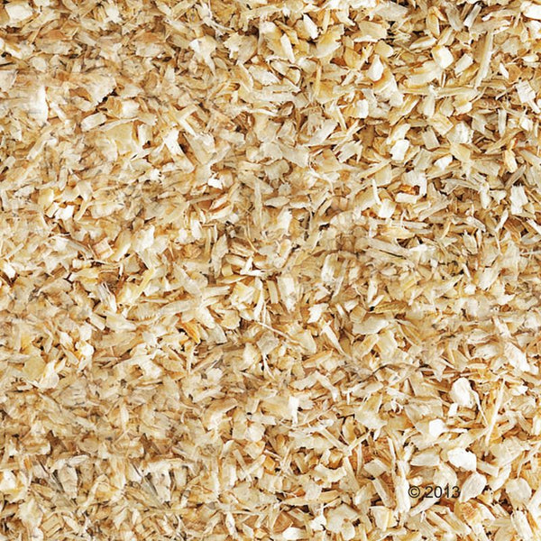 Close-up of wood shavings, suitable as bedding for small animals. Light, natural colour with fine texture.