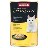 Animonda Vom Feinsten chicken fillet + cheese in sauce. Image of a white cat and ready-to-serve dish on a black plate.