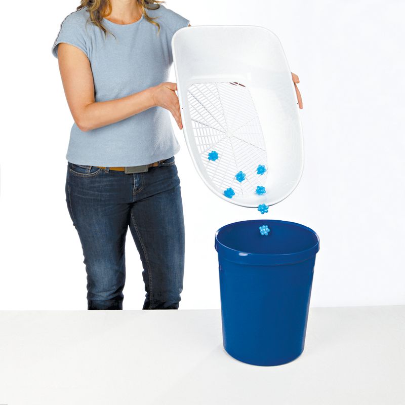 Demonstration of cleaning a white sieve with blue filter balls falling into a blue bucket.