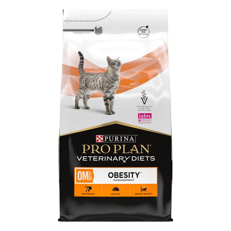 Bag labelled Pro Plan Veterinary Diets OM Obesity Management, showing icons for high protein, low kcal and urinary security. Includes veterinary nutrition and ISFM certification symbols.