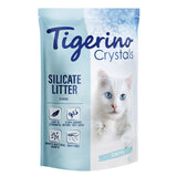 Tigerino Crystals Silicate Litter Classic, dust-free, inhibits bacterial growth, lightweight and economical, stops odours. Sensitive, 5L pack with white cat.