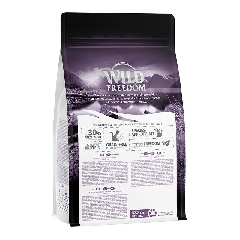 Wild Freedom dry food with 30% fresh meat, high-quality protein, grain-free recipe, species-appropriate, recyclable material. Product information and features visible on packaging.