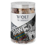 Wolf of Wilderness RAW5 freeze-dried snack with chicken hearts, salmon fillet, lamb lung, duck necks and beef liver. Packaging shows wolf and product name.