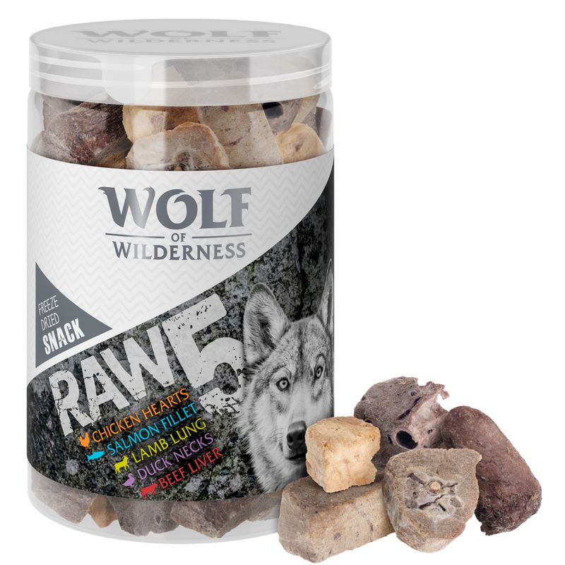 Wolf of Wilderness RAW5 freeze-dried snack with chicken hearts, salmon fillet, lamb lungs, duck necks and beef liver. Packaging with wolf design.